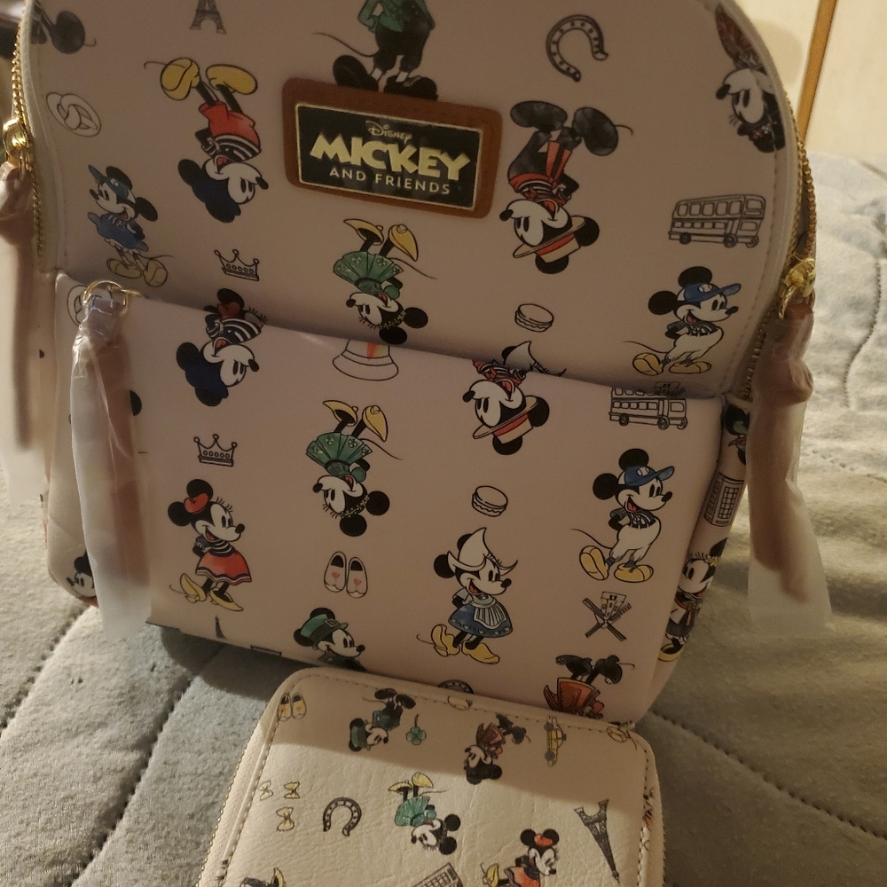Final ⬇️Mickey and friends backpack/wallet set